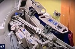 Dùng máy chụp cộng hưởng từ, nữ y tá chấn thương nặng