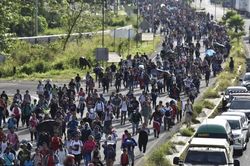 Khoảng 5.000 người di cư đi bộ từ Mexico tới Mỹ