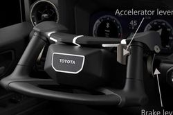 Vô-lăng trên Toyota Land Cruiser mới có cách dùng giống xe mô tô