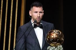Messi lần thứ 8 giành Quả bóng vàng