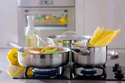 Nguy hiểm rình rập khi để 6 vật dụng gần bếp ga
