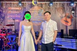 Bác sĩ Cao Hữu Thịnh nắm tay cô gái xinh đẹp đầy tình cảm, tiết lộ nghề kiếm tiền mới