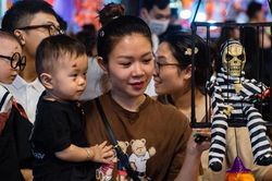 Phố Hàng Mã ngập tràn màu sắc 'ma quái' trong đêm Halloween