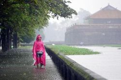 Miền Trung mưa tầm tã cả ngày