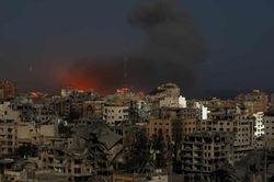 Xe tăng Israel 'xé đôi' Dải Gaza, tấn công hàng trăm mục tiêu Hamas