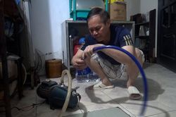 Người dân thức đêm 'canh' nước ở Hà Nội