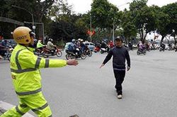 Người đi bộ vi phạm luật giao thông, bị phạt thế nào?