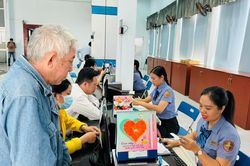 Vé tàu xe Tết Giáp Thìn 2024: Hàng không im ắng, đường sắt sôi động