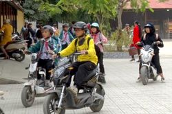 TP Nam Định: Cấm học sinh đi xe máy điện đến trường