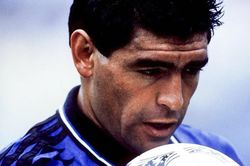 FBI từng truy lùng mẫu nước tiểu của Maradona