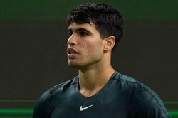 Carlos Alcaraz thua sốc tại Paris Masters