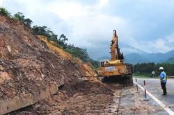 Mưa lớn gây sạt lở tuyến cao tốc La Sơn - Túy Loan