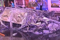 Xe Mercedes cháy trơ khung sau khi đâm vào vòng xuyến, 6 người thoát chết