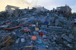 Quân đội Isarel oanh tạc trại tị nạn ở Gaza, hơn 50 người thiệt mạng