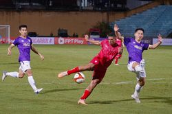Vì sao các 'ông lớn' chật vật ở các vòng đầu mùa V-League 2023/24