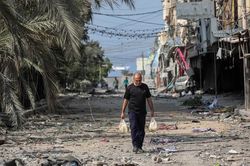 Cuộc sống tiếp diễn trong bom đạn tại Dải Gaza