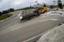2 ô tô tải đâm nhau ở ngã tư rồi lao về xe máy dừng đèn đỏ, người đàn ông thoát nạn nhờ phản xạ cực nhanh