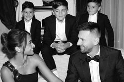 Bức ảnh Messi và bà xã Antonela tình tứ trước mặt 3 con nhận 6 triệu 'tim' sau một giờ