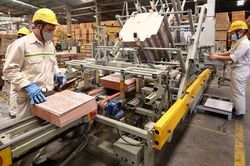 PMI tháng 10 tiếp tục dưới ngưỡng trung bình, đơn đặt hàng mới tăng yếu