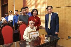 Quận Tây Hồ: Trao huy hiệu cho 161 đảng viên