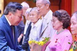 Phó Bí thư Thành ủy Nguyễn Văn Phong trao Huy hiệu Đảng tại quận Thanh Xuân