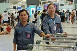 Nhân viên sân bay Nội Bài trả lại túi xách chứa tài sản quý cho khách bỏ quên