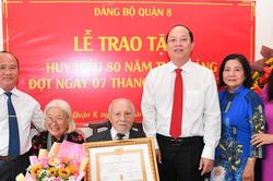 Trao Huy hiệu 80 năm tuổi Đảng đến đảng viên Nguyễn Duy Thi
