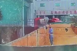 Bắt giữ công nhân đi tiểu vào thùng chứa ở nhà máy bia Thanh Đảo của Trung Quốc
