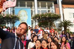 Nữ sinh trường Ams selfie, tặng nón Thủ tướng Hà Lan