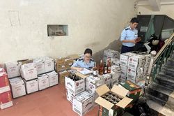 Thu giữ gần 1.000 chai rượu ngoại nhập lậu đang trên đường vận chuyển