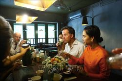 Thủ tướng Hà Lan Mark Rutte thưởng thức trà giữa lòng Hà Nội