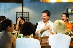 Thủ tướng Hà Lan Mark Rutte uống trà cùng những người bạn Việt Nam