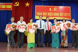 Ban Thường vụ Huyện ủy Châu Thành trao Huy hiệu Đảng đợt 7/11
