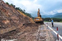 Thu dọn đất đá sạt lở đường Hồ Chí Minh đoạn La Sơn - Túy Loan