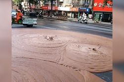 Chất lỏng 'lạ' phun trào lên mặt đường, người dân choáng váng
