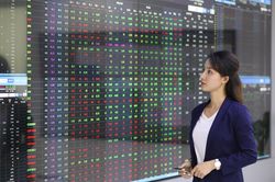 Dòng tiền cải thiện, VN-Index tăng dựng đứng