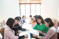 Trao quyền chọn sách giáo khoa cho nhà trường được không?