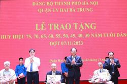 Quận Hai Bà Trưng trao Huy hiệu Đảng tặng 284 đảng viên