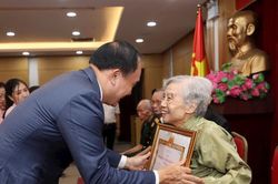 Chủ tịch HĐND thành phố Nguyễn Ngọc Tuấn trao Huy hiệu Đảng tại quận Đống Đa