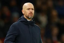 HLV Ten Hag ngày càng vùi trong nỗ lực tuyệt vọng để sửa chữa phòng thay đồ MU