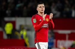 MU thua đậm Newcastle, duy nhất 1 cầu thủ nán lại cảm ơn CĐV