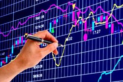 Nhiều cổ phiếu lớn giảm sâu, VN-Index vẫn giữ được sắc xanh