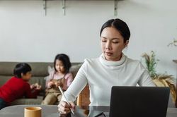 Bí quyết chăm sóc, dạy con khi bạn thường xuyên đi công tác xa nhà