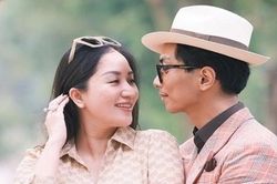 Hình ảnh vợ chồng Khánh Thi - Phan Hiển ngọt ngào dạo phố Hà Nội ngày Thu