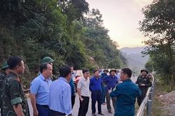Hai mẹ con lội qua sông lúc thủy điện xả lũ, người mẹ bị nước cuốn tử vong