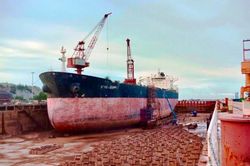 Nổ tại nhà máy đóng tàu, nhiều người bị thương