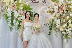 'Tình cũ Mạc Hồng Quân' chuộng váy cưới phong cách đơn giản