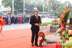 Đoàn đại biểu của tỉnh và thành phố Lạng Sơn dâng hương kỷ niệm 192 năm ngày thành lập tỉnh và 114 năm ngày sinh đồng chí Hoàng Văn Thụ
