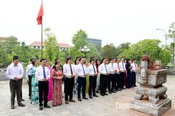 Đoàn đại biểu tham dự Hội thi Bí thư chi bộ giỏi tỉnh Tuyên Quang năm 2023 dâng hương tại Đền thờ Chủ tịch Hồ Chí Minh