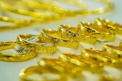 Người mua vàng SJC lỗ 1,3 triệu đồng/lượng, mua vàng nhẫn lãi 200.000 đồng/lượng